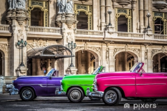HDR - Nebeneinander aufgereihte amerikanische farbenfrohe Cabrio
